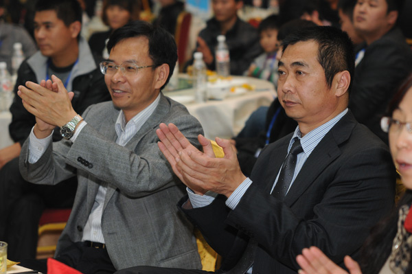 河南著(zhù)名主持人陳琨主持路友公司展會(huì )