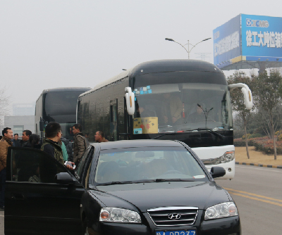 鏟運客戶(hù)乘坐河南路友班車(chē)到達徐工廠(chǎng)家