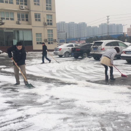 冒嚴寒，河南路友員工掃雪除冰忙