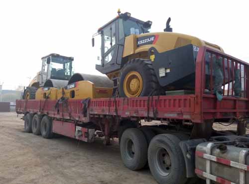 兩臺徐工單鋼輪壓路機裝車(chē)駛出河南路友大院