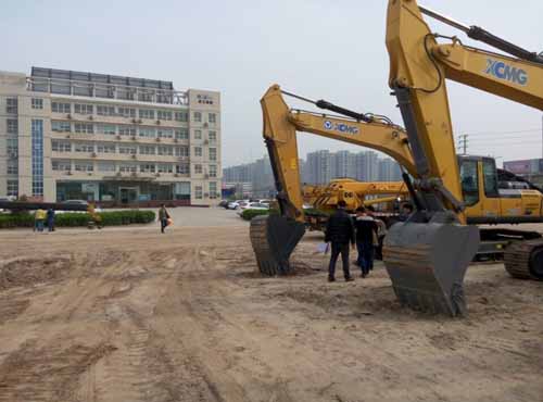 經(jīng)過(guò)年后火熱訂購，徐工挖機僅剩2臺矗立院內
