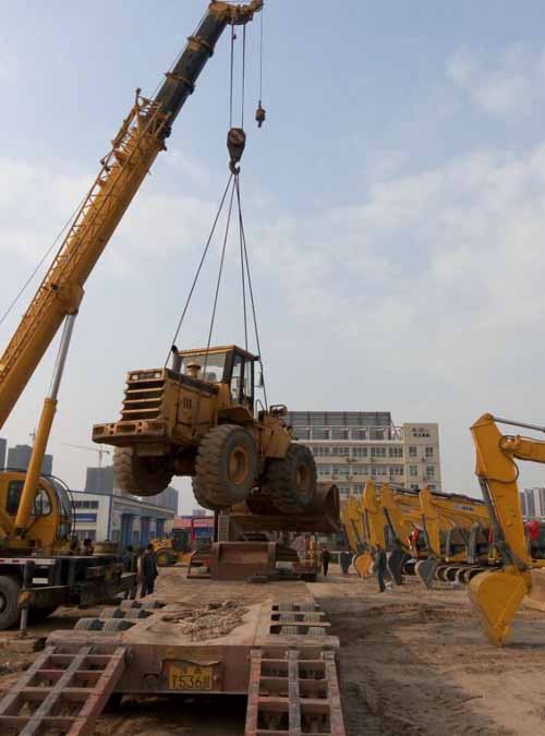 徐工吊車(chē)幫助二手常林裝載機裝車(chē)
