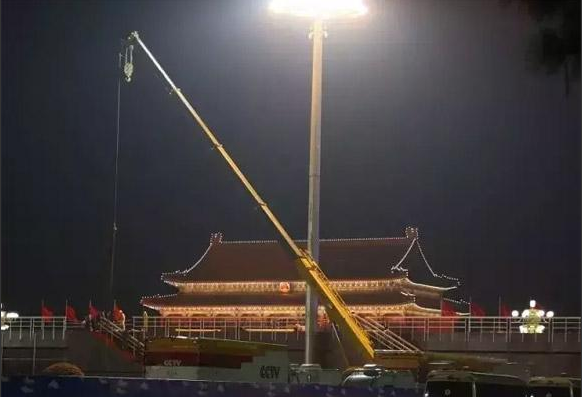 徐工吊車(chē)夜間天安門(mén)施工