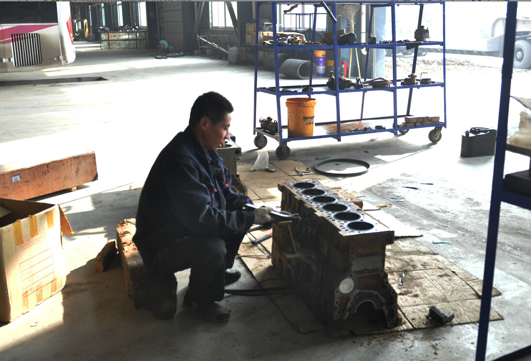河南路友維修師傅在維修發(fā)動(dòng)機