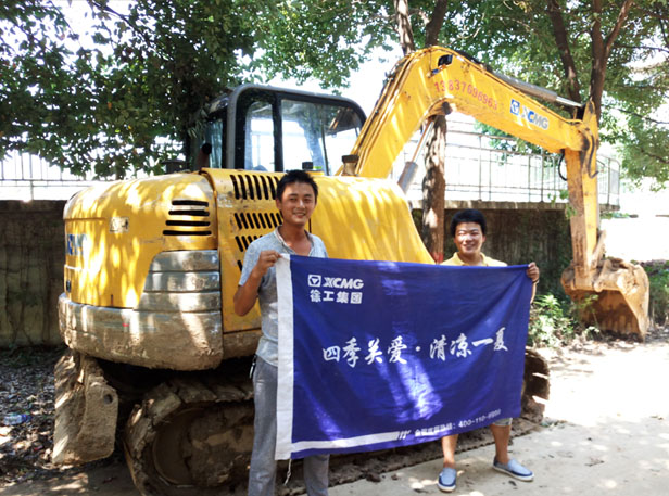 河南路友徐挖服務(wù)與客戶(hù)在挖掘機前合影