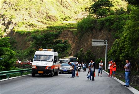 道路中斷，車(chē)輛受阻