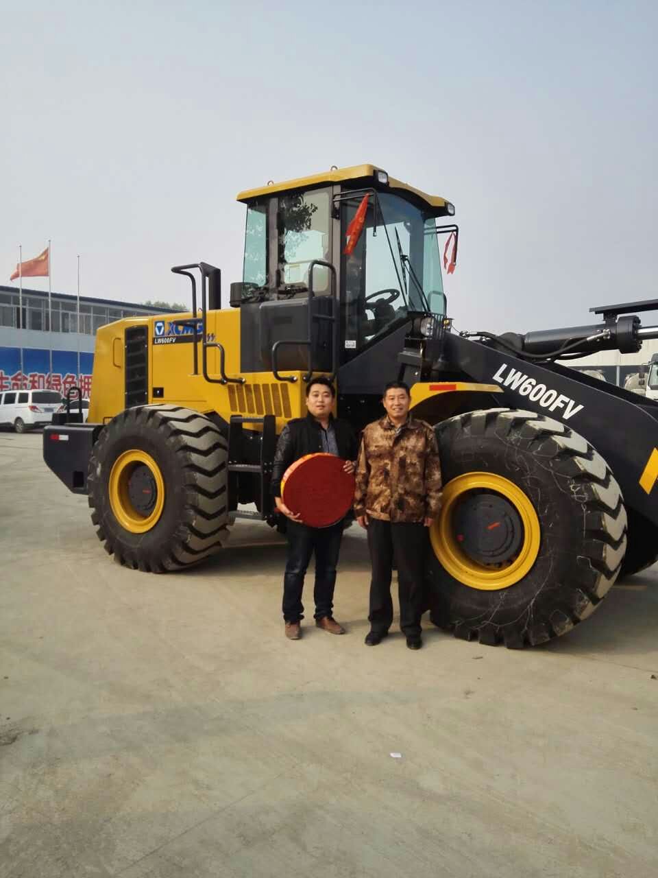 裝載機銷(xiāo)售與客戶(hù)合影
