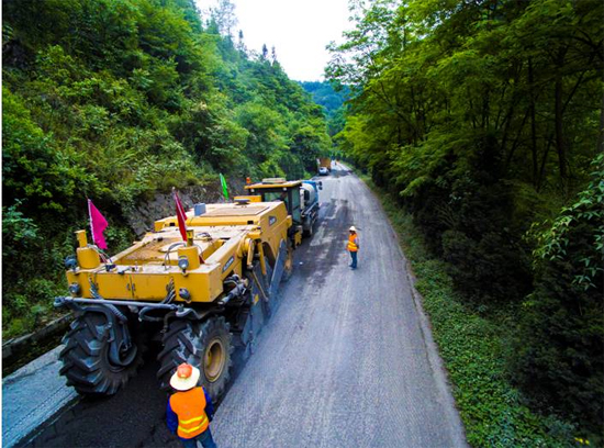 徐工成套道路機械助力安康省道部分路段建設