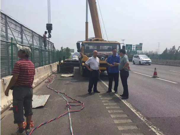 徐工起重機拆除公路沿線(xiàn)廣告