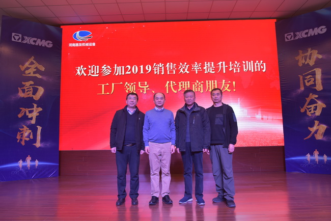 河南路友機械公司領(lǐng)導與曾老師合影留言