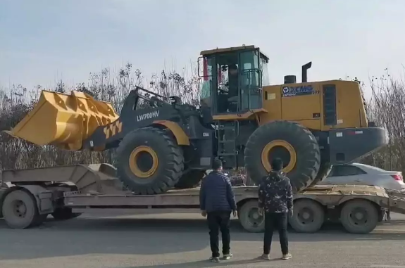 徐工LW600FV裝載機登上板車(chē)