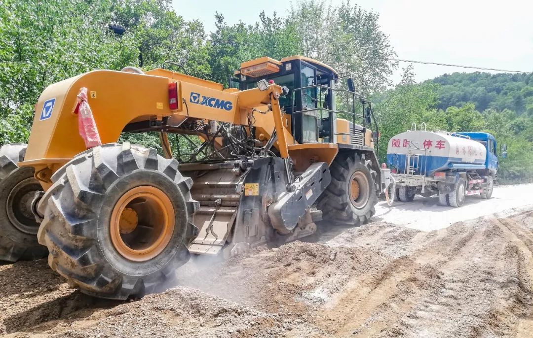 徐工冷再生機正在改造鄉村道路