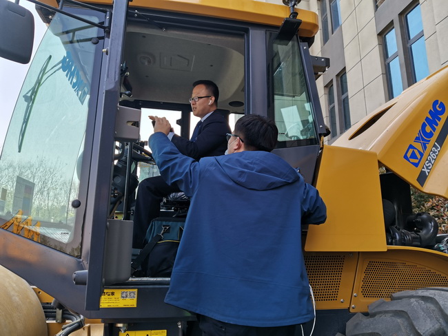 徐工成套道路機械陳主任現場(chǎng)直播