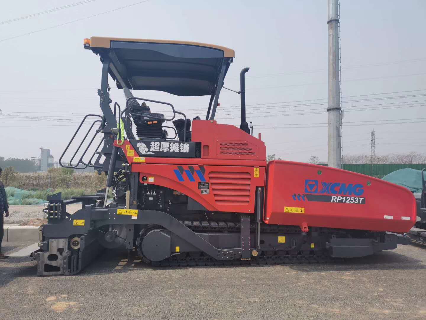 徐工RP1253T中國紅攤鋪機助力河南公路建設
