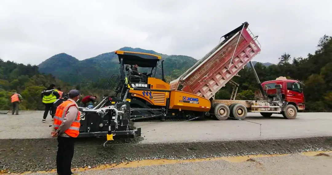 RP1253T攤鋪機征戰2200m高海拔地區