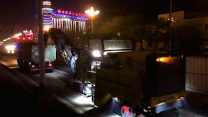 徐工XM200K銑刨機挑燈夜戰負責路面開(kāi)挖 徐工XM200K銑刨機挑燈夜戰負責路面開(kāi)挖