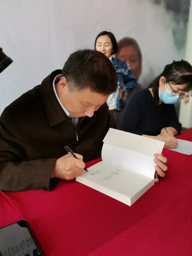 周大維現場(chǎng)簽名