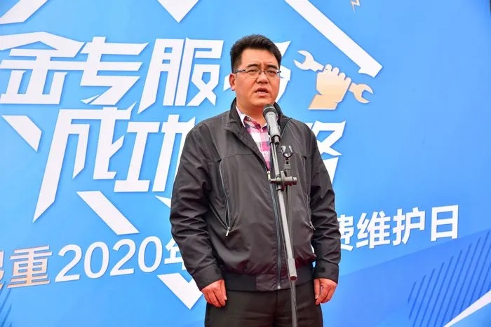 重慶格暢工程機械設備有限公司總經(jīng)理仇紅輝現場(chǎng)做出承諾