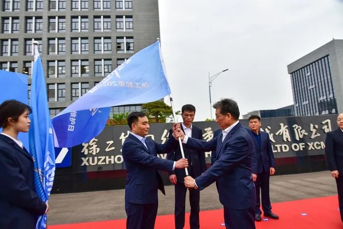 徐工起重機械事業(yè)部副總經(jīng)理史先信向徐工重型服務(wù)備件中心總經(jīng)理姜凡科、徐工履帶客戶(hù)服務(wù)中心總經(jīng)理郝敏、徐工塔機營(yíng)銷(xiāo)公司副總經(jīng)理吳建明以及供應商、經(jīng)銷(xiāo)商代表授旗