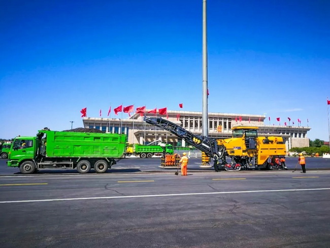三臺徐工銑刨機施工北京首都國際機場(chǎng)