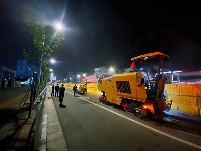 徐工XM1205F攤鋪機助力鄭州市桐柏南路市政工程建設