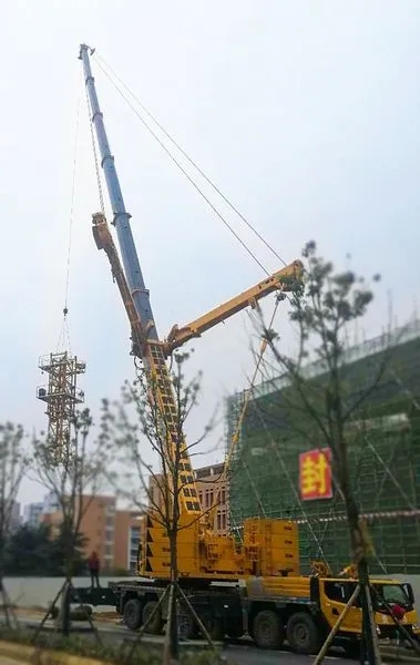 徐工XCA300起重機貴陽(yáng)房屋建設項目塔機拆裝