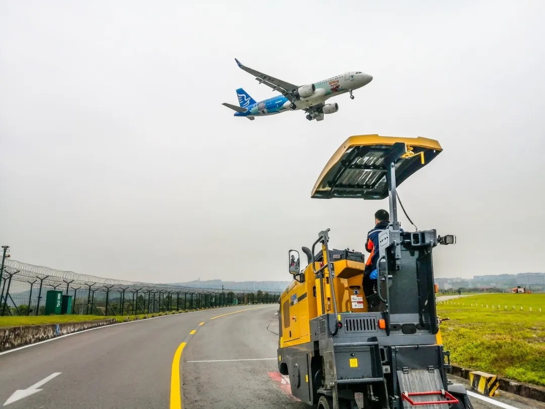 徐工XM353小型銑刨機為江北機場(chǎng)停機坪及通行路面正常養護