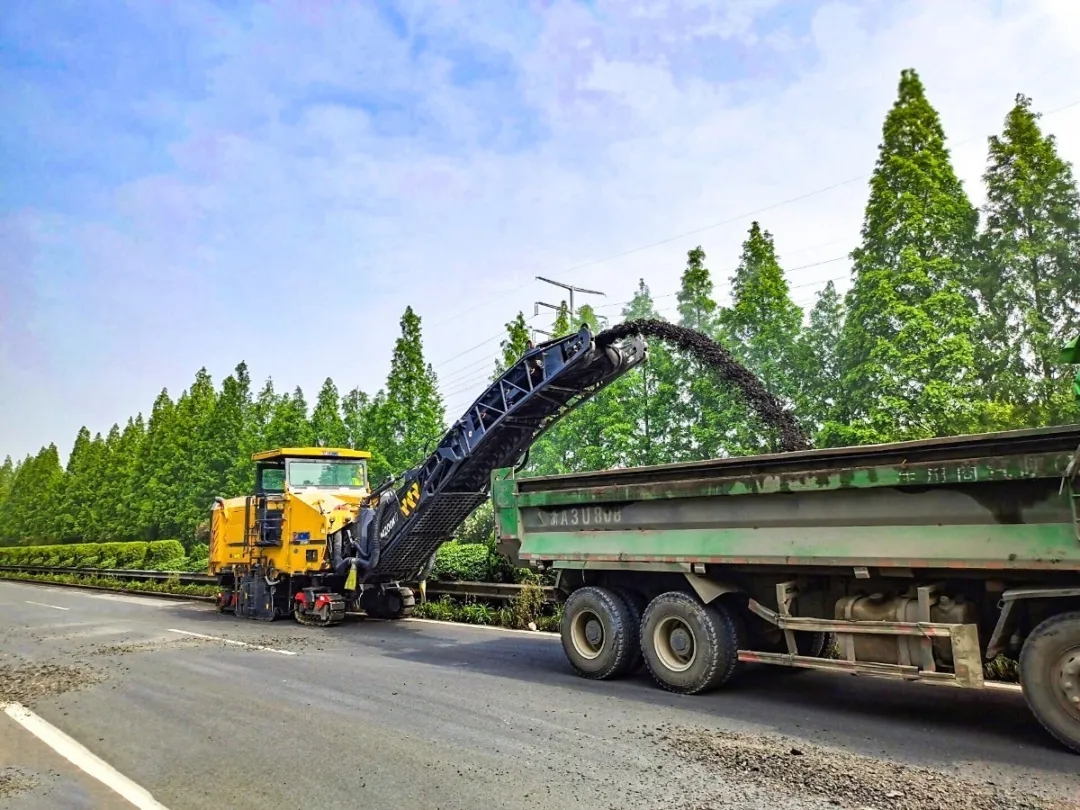 6臺徐工大型銑刨機XM200KⅡ集結滬杭甬高速公路,助力該高速拆除工程 6臺徐工大型銑刨機XM200KⅡ集結滬杭甬高速公路,助力該高速拆除工程
