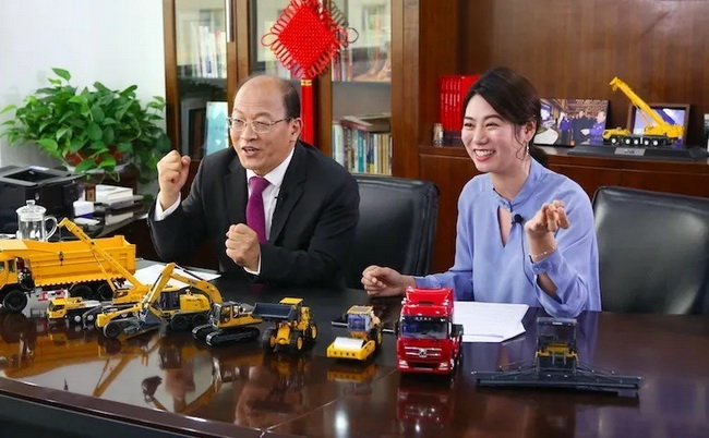 徐工機械副總裁、進(jìn)出口公司總經(jīng)理劉建森化身為網(wǎng)絡(luò )主播