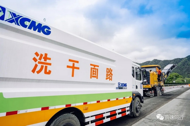 徐工路面干洗車(chē)有效地將路面頑固的污染物清掃干凈