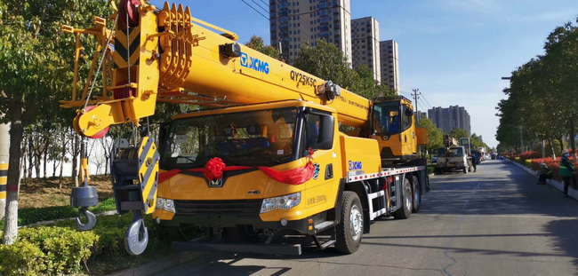 "信陽(yáng)市息縣董總訂購徐工XCT25L5吊車(chē)一臺"
