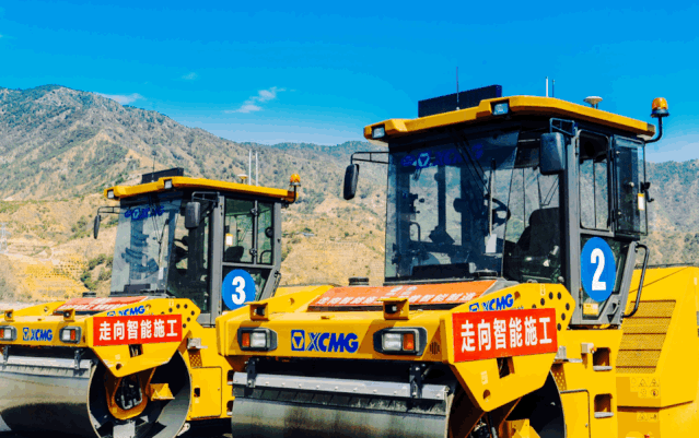 攀大高速瀝青路面施工完全采用無(wú)人機群技術(shù)