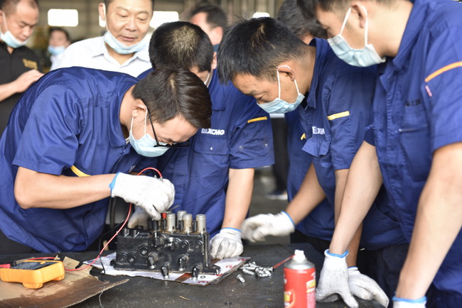 徐工鏟運中原區中大噸位服務(wù)技能培訓