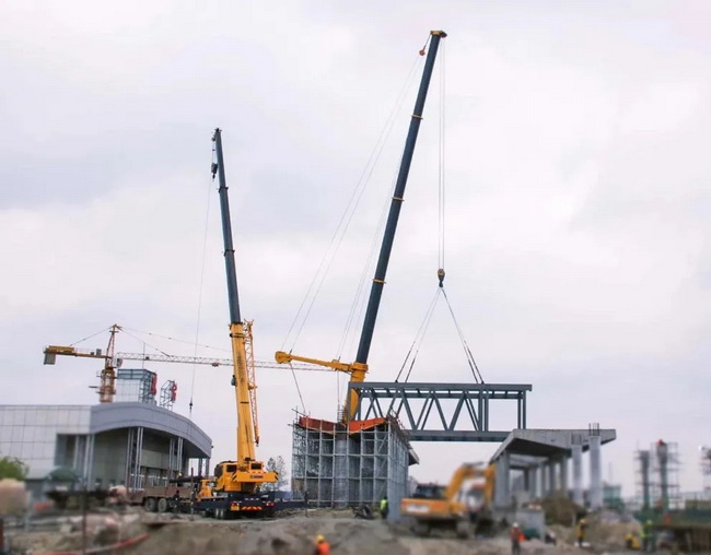 徐工起重機助力江蘇東臺站天橋建設