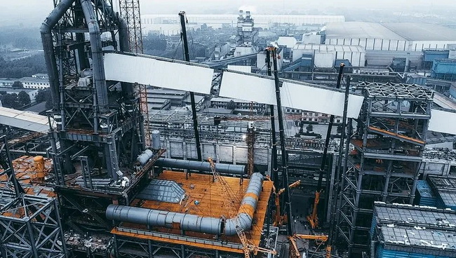 徐工大噸位起重機聯(lián)吊助力澳森鋼鐵高爐上料通廊建設 徐工大噸位起重機聯(lián)吊助力澳森鋼鐵高爐上料通廊建設