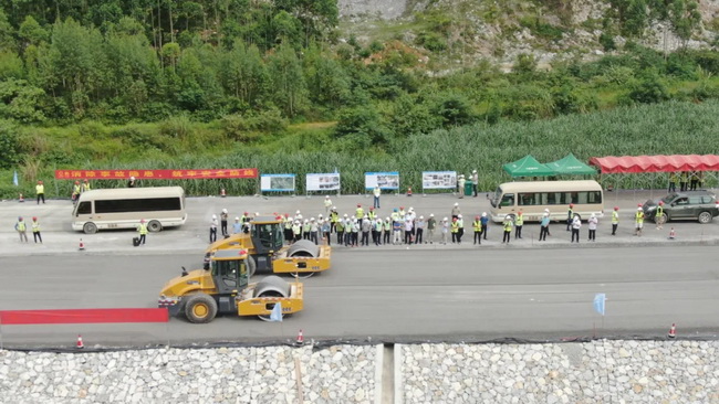 數臺徐工無(wú)人駕駛壓路機在廣西新柳南高速施工