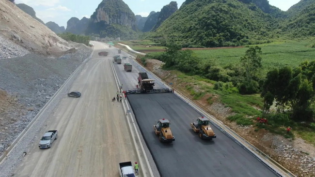 徐工無(wú)人駕駛壓路機再現新柳南高速