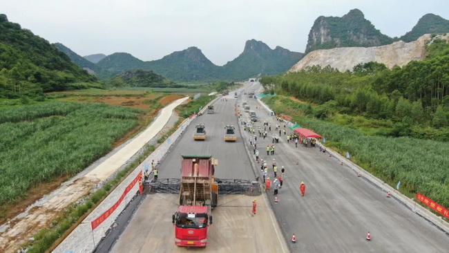 徐工無(wú)人駕駛壓路機再現新柳南高速