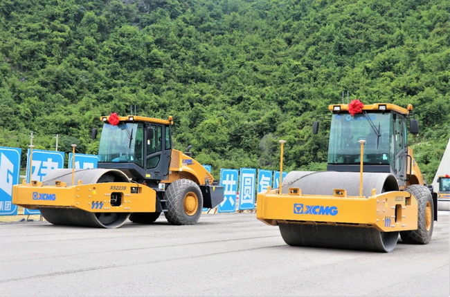 徐工無(wú)人駕駛壓路機在廣西新柳南高速施工