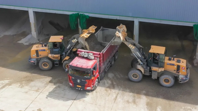 在陜西某建材企業(yè)生產(chǎn)車(chē)間 兩臺徐工裝載機正忙碌著(zhù)