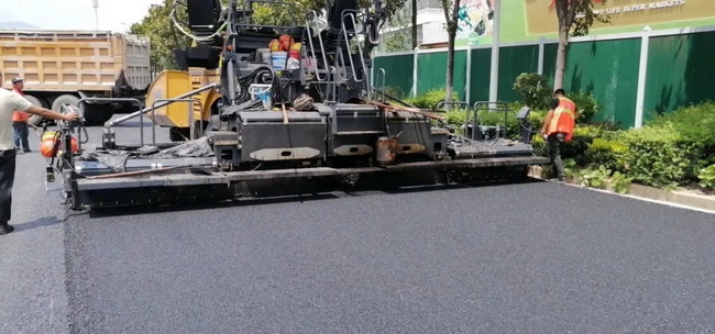 徐工XD133C雙鋼輪壓路機來(lái)回碾壓