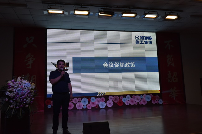 徐工道路機械河南銷(xiāo)售李總介紹購機優(yōu)惠