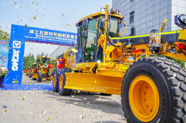 徐工GR2605平地機隊列齊整鳴笛啟動(dòng)