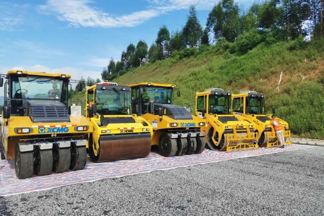 徐工RP1655超大攤鋪機攜手成套路面軍團現身中開(kāi)高速 徐工RP1655超大攤鋪機攜手成套路面軍團現身中開(kāi)高速