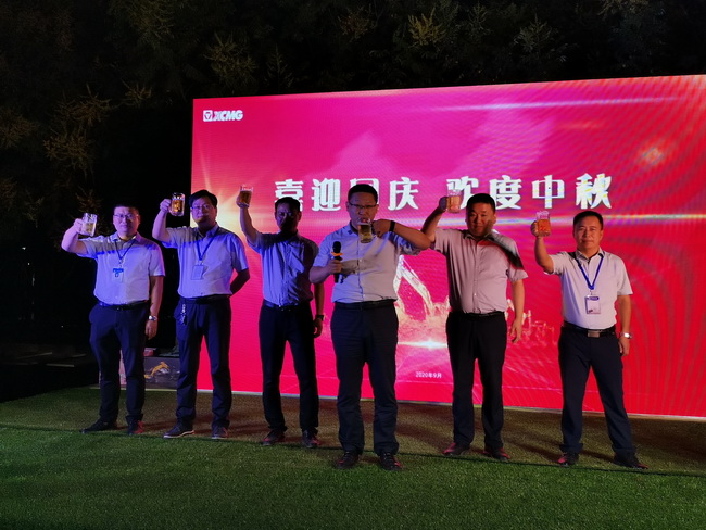 馬總帶領(lǐng)徐工挖機銷(xiāo)售部領(lǐng)導層 齊上臺致祝酒詞