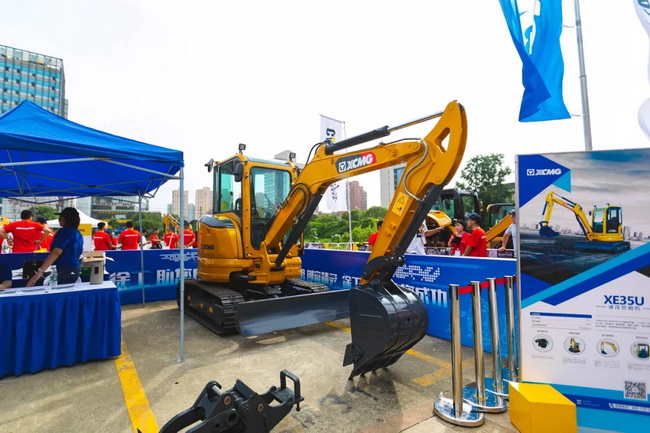 XE17U是徐工全新設計的一款小型無(wú)尾挖掘機