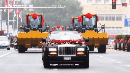 十臺徐工裝載機當婚車(chē)