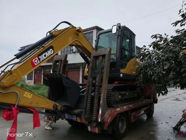 恭喜信陽(yáng)息縣王總訂購徐工XE75DA挖掘機一臺