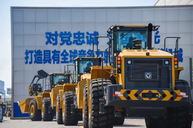 徐工LW900KN裝載機“動(dòng)力強勁，斗容大，干活效率高，轉場(chǎng)速度有保證