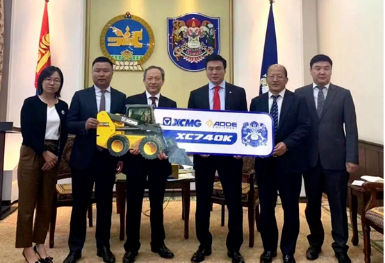 王民率領(lǐng)徐工考察團專(zhuān)程拜會(huì )了時(shí)任蒙古國烏蘭巴托市市長(cháng)斯·阿木爾賽汗